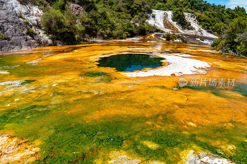 梯级梯田和Terracettes, Orakei Korako地热公园和洞穴，隐藏山谷，新西兰陶波